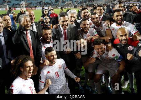 Tunesien. 30. März 2022. Tunesiens Spieler feiern am 29. März 2022 im Olympiastadion Hamadi Agrebi in der Stadt Rades die Qualifikation zum Fußballspiel der afrikanischen Qualifikanten der Qatar World Cup 2022 zwischen Tunesien und Mali. - Tunesien sicherte sich einen Platz bei der WM 2022 in Katar, obwohl Mali im zweiten Teil eines afrikanischen Play-Offs 0-0 zu Hause gehalten hat. (Foto von Yassine Mahjoub/Sipa USA ) Quelle: SIPA USA/Alamy Live News Stockfoto