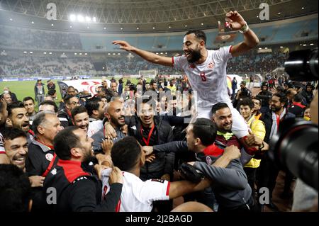 Tunesien. 30. März 2022. Tunesiens Spieler feiern am 29. März 2022 im Olympiastadion Hamadi Agrebi in der Stadt Rades die Qualifikation zum Fußballspiel der afrikanischen Qualifikanten der Qatar World Cup 2022 zwischen Tunesien und Mali. - Tunesien sicherte sich einen Platz bei der WM 2022 in Katar, obwohl Mali im zweiten Teil eines afrikanischen Play-Offs 0-0 zu Hause gehalten hat. (Foto von Yassine Mahjoub/Sipa USA ) Quelle: SIPA USA/Alamy Live News Stockfoto