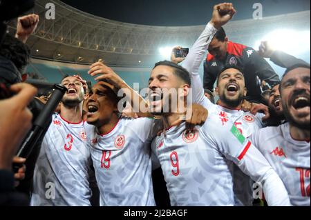 Tunesien. 30. März 2022. Tunesiens Spieler feiern am 29. März 2022 im Olympiastadion Hamadi Agrebi in der Stadt Rades die Qualifikation zum Fußballspiel der afrikanischen Qualifikanten der Qatar World Cup 2022 zwischen Tunesien und Mali. - Tunesien sicherte sich einen Platz bei der WM 2022 in Katar, obwohl Mali im zweiten Teil eines afrikanischen Play-Offs 0-0 zu Hause gehalten hat. (Foto von Yassine Mahjoub/Sipa USA) Quelle: SIPA USA/Alamy Live News Stockfoto