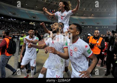 Tunesien. 30. März 2022. Tunesiens Spieler feiern am 29. März 2022 im Olympiastadion Hamadi Agrebi in der Stadt Rades die Qualifikation zum Fußballspiel der afrikanischen Qualifikanten der Qatar World Cup 2022 zwischen Tunesien und Mali. - Tunesien sicherte sich einen Platz bei der WM 2022 in Katar, obwohl Mali im zweiten Teil eines afrikanischen Play-Offs 0-0 zu Hause gehalten hat. (Foto von Yassine Mahjoub/Sipa USA) Quelle: SIPA USA/Alamy Live News Stockfoto