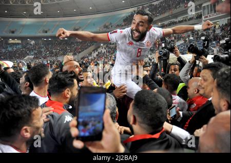 Tunesien. 30. März 2022. Tunesiens Spieler feiern am 29. März 2022 im Olympiastadion Hamadi Agrebi in der Stadt Rades die Qualifikation zum Fußballspiel der afrikanischen Qualifikanten der Qatar World Cup 2022 zwischen Tunesien und Mali. - Tunesien sicherte sich einen Platz bei der WM 2022 in Katar, obwohl Mali im zweiten Teil eines afrikanischen Play-Offs 0-0 zu Hause gehalten hat. (Foto von Yassine Mahjoub/Sipa USA) Quelle: SIPA USA/Alamy Live News Stockfoto