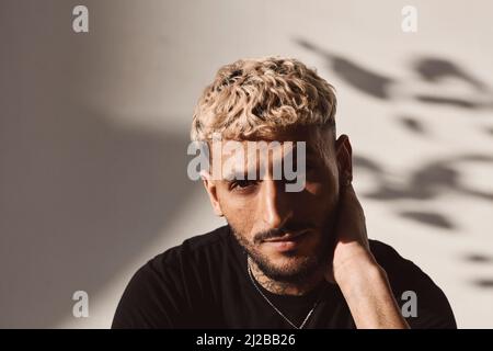 Porträt eines jungen Mannes auf weißem Hintergrund im Studio Stockfoto