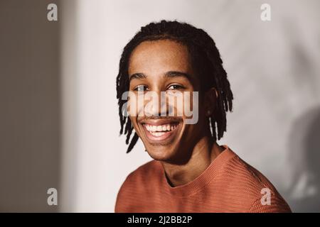Porträt eines glücklichen jungen Mannes auf weißem Hintergrund im Studio Stockfoto