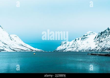 Ersfjorden in Troms, Norwegen, im Winter. Ersfjorden ist ein Fjord in der norwegischen Gemeinde Tromso, der 12,5 Kilometer lang ist und am Wester beginnt Stockfoto