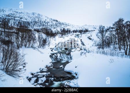 Wasserfall auf dem Fluss Ersfjordelva im Winter, Ersfjordbotn, Troms, Norwegen, in der Nähe der Stadt Tromso Stockfoto