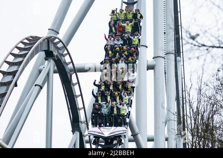 Rust, Deutschland. 31. März 2022. Die Athleten des deutschen Teams fahren beim DOSB-Medientag „Tokyo meets Beijing“ im Europa-Park in Rust mit der Silver Star Achterbahn. Quelle: Tom Weller/dpa/Alamy Live News Stockfoto