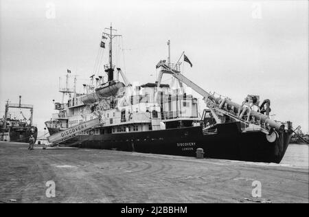 RRS (Royal Research Ship) Discovery, Callao, Lima, Peru. Mit GLORIA (Geological Long Range Neiged Asdic) am Heck montiert. Mai 1980 Stockfoto