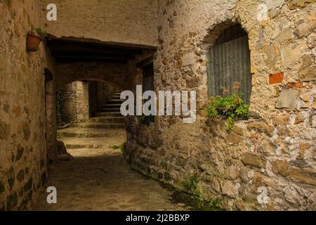 Eine Gasse in Poffabro, einem historischen mittelalterlichen Dorf im Val Colvera Tal in der Provinz Pordenone, Friaul-Julisch Venetien, Nordostitalien Stockfoto