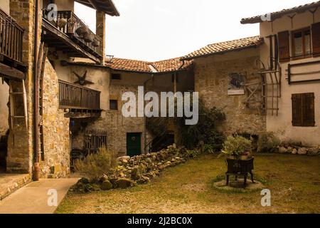 Poffabro, Italien - März 20. 2022. Historische Wohngebäude in Poffabro, einem mittelalterlichen Dorf im Val Colvera Tal in der Provinz Pordenone, Italien Stockfoto