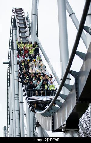 Rust, Deutschland. 31. März 2022. Die Athleten des deutschen Teams fahren beim DOSB-Medientag „Tokyo meets Beijing“ im Europa-Park in Rust mit der Silver Star Achterbahn. Quelle: Tom Weller/dpa/Alamy Live News Stockfoto