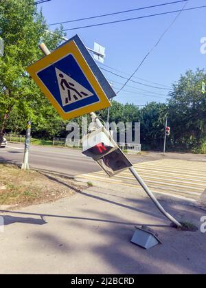 Fußgängerampel nach Zusammenstoß beschädigt Stockfoto