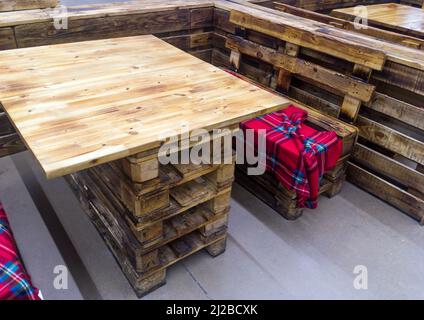 Tische und Bänke aus Frachtpaletten Stockfoto