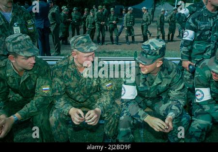 File Foto: Peacekeeper 94, Totskoye, Russland. 250 Russland und eine gleiche Anzahl amerikanischer Soldaten nahmen an den ersten gemeinsamen US-russischen Militärübungen auf russischem Boden während des „Friedenswächters 94“ auf dem russischen Militärstützpunkt in Totskoje, 800 Meilen (1.280km) südöstlich von Moskau, Teil. September 1994. Stockfoto