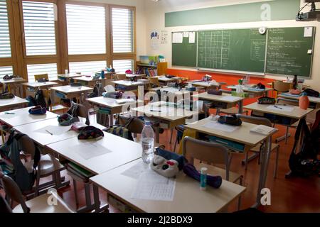 Innenraum eines leeren Klassenzimmers in der Grundschule von Saint-Martin-de-Queyrieres (Südostfrankreich) Stockfoto