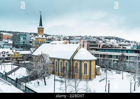 Tromso, Norwegen, März 3. 2022: Kathedrale von Tromso im gotischen Revival-Stil, erbaut 1861, Norwegen, Europa Stockfoto