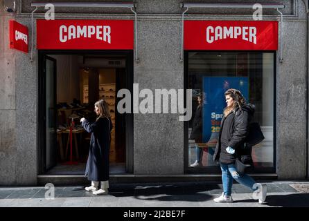 Madrid, Spanien. 28. März 2022. Fußgänger laufen am spanischen, multinationalen Hersteller- und Schuheinzelhandelsmarkt Camper in Spanien vorbei. (Foto: Xavi Lopez/SOPA Images/Sipa USA) Quelle: SIPA USA/Alamy Live News Stockfoto