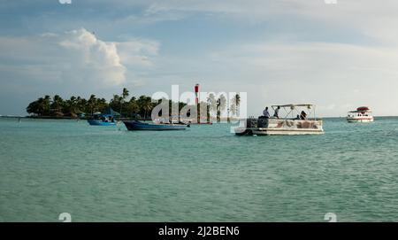 San Andrés, Kolumbien - November 18 2021: Kleine Insel mit Motorbooten in der Nähe der Küste und Touristen genießen den Blick auf das Türkismeer bei Suns Stockfoto