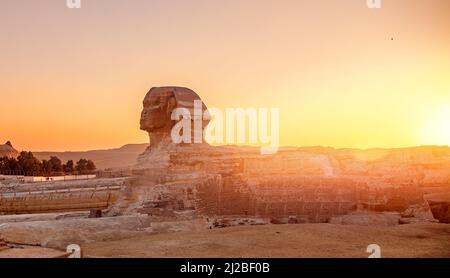 Wunder der Welt Sphinx und Pyramiden Gizeh, Ägypten Sonnenuntergang Himmel. Stockfoto