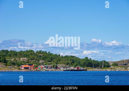 Malerische Küstenlandschaft mit Yachthafen, Südküste der Nordkoster-Insel, Bohuslän, Västra Götalands län, Schweden. Stockfoto