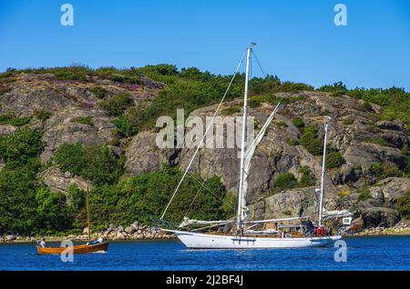 Malerische Küstenlandschaft mit Bootsverkehr, Südküste von Nord-Koster-Insel, Bohuslän, Västra Götalands län, Schweden. Stockfoto