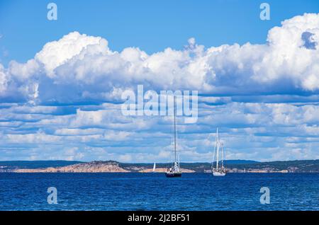 Malerische Seeszene mit Schiffsverkehr zwischen den Koster-Inseln, Bohuslän, Västra Götalands län, Schweden. Stockfoto