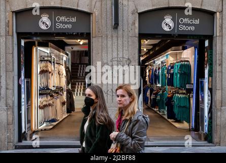 Madrid, Spanien. 22.. Februar 2022. Fußgänger laufen am offiziellen spanischen Markenladen des spanischen Fußballvereins Real Madrid vorbei. (Bild: © Xavi Lopez/SOPA Images via ZUMA Press Wire) Stockfoto