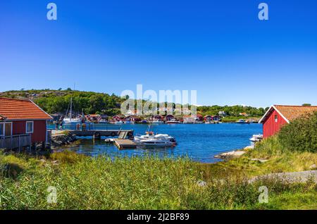 South Koster Island, Bohuslän, Västra Götalands län, Schweden: Steg mit Booten und Bootsschuppen im malerischen Dorf Langegarde. Stockfoto