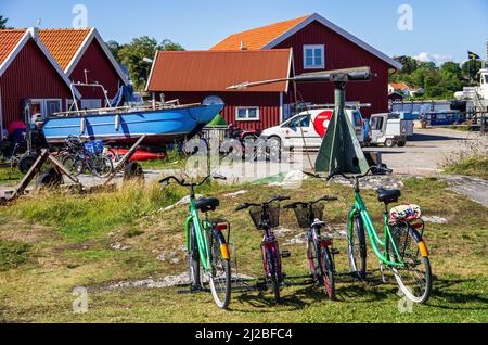 South Koster Island, Bohuslän, Västra Götalands län, Schweden: Dorfstrukturen von Hütten und Landhäusern und geparkten Fahrrädern in Langegarde. Stockfoto