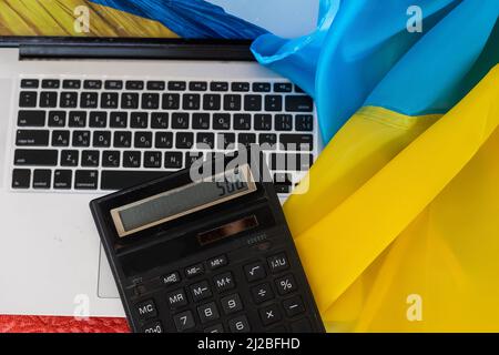 Keine Kriegserklärung auf dem Laptop. Ukraine gegen Russland, Konflikt, Cyber-Angriff, Invasion, Soldat der Armee. Hoffnung auf Frieden. Stockfoto