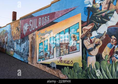 Ein farbenfrohes Wandgemälde im Vintage-Stil von Alpine befindet sich an der Seite des Gebäudes in der kunstreichen Stadt Alpine, Texas Stockfoto