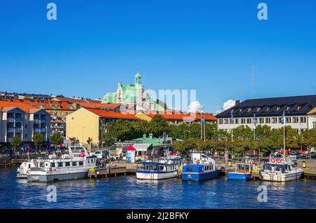 Strömstad, Bohuslän, Västra Götalands län, Schweden: Blick über den Nordhafen (Norra hamnen) zur Uferpromenade, 11. August 2016. Stockfoto