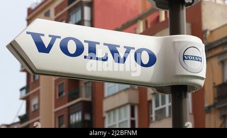 VALENCIA, SPANIEN - 28. MÄRZ 2022: Volvo ist ein schwedisches multinationales Fertigungsunternehmen Stockfoto