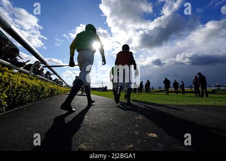 Jockey's betreten den Paradering vor den Air Wedding Open HuntersÕ Chase auf der Warwick Racecourse, Warwick. Bilddatum: Donnerstag, 31. März 2022. Stockfoto