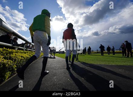 Jockey's betreten den Paradering vor den Air Wedding Open HuntersÕ Chase auf der Warwick Racecourse, Warwick. Bilddatum: Donnerstag, 31. März 2022. Stockfoto