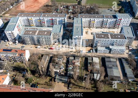 08. März 2022, Sachsen, Leipzig: Nach dem teilweisen Ausbau des Gerüsts sind die Neubauten der Leipziger Wohnungs- und Baugesellschaft (LWB) in der Saalfelder Straße erstmals richtig zu sehen. Die neue Wohnanlage mit 300 Wohnungen besteht aus 18 Häusern, die in sechs Blöcken um zwei Wohnhöfe angeordnet sind. Eine Tiefgarage bietet Platz für 170 Fahrzeuge. Voraussetzung für den Einzug ist eine Bescheinigung über die Wohnberechtigung. Nach zuletzt stagnierenden Zahlen hat sich der Sozialwohnungsbestand in Sachsen etwas erholt. (Luftaufnahme mit Drohne) P Stockfoto