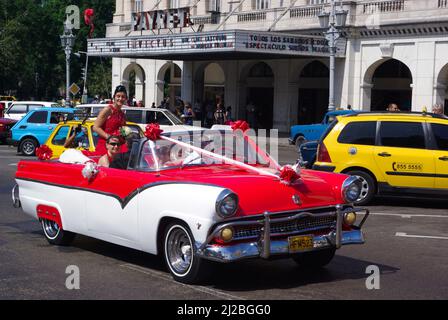 Havanna, Kuba, 10. April 2010, altamerikanisches Auto vor dem berühmten Cine Payret Theater. Stockfoto