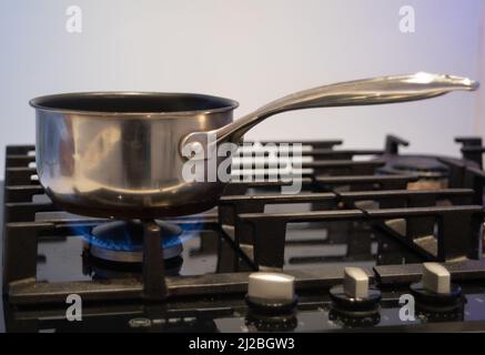 Slough, berkshire, Großbritannien. 31.. März. 2022. Essen kochen auf einem Gas-Kochfeld. Vor der von morgen steigenden Energiepreisgrenze wurden die Haushälter von Geld sparenden Experten wie Martin Lewis aufgefordert, heute ihre Strom- und Gaszähler-Messwerte einzureichen. Daher sind eine Reihe von Websites von Energieunternehmen, darunter EDF und Scottish Power, ausgefallen, was bedeutet, dass Kunden ihre Zählerstände nicht einreichen konnten. Quelle: Maureen McLean/Alamy Live News Stockfoto