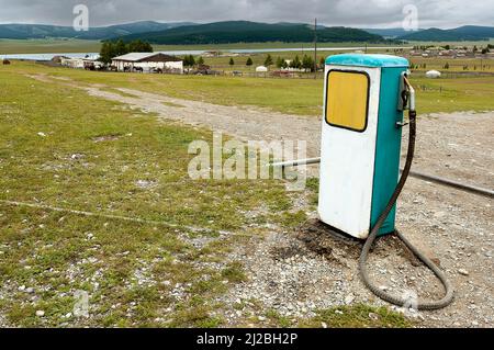 Mongolei. Sowjetische Tankstelle im alten Stil Stockfoto