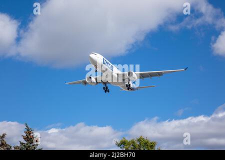 Die kanadische Fluggesellschaft Air Transat Airbus A3210 landet am internationalen Flughafen Lester B. Pearson, bekannt als Toronto Pearson International Airport Canada Stockfoto