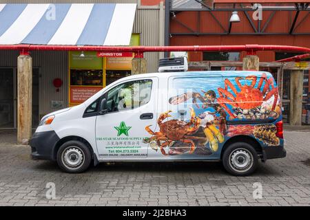 Lieferung von Meeresfrüchten Van Nissan NV200 Compact Cargo Van Wrapped Advertising Tri-Star Seafood Supply Vancouver Canada at Granville Market Stockfoto