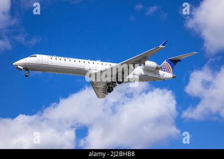 Bombardier CRJ-701ER United Express Regional Passenger Aircraft im Besitz von Skywest Airlines Landing in Toronto, Kanada Stockfoto