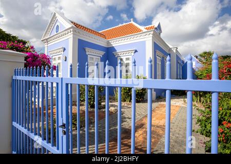 Wunderschönes Anwesen mit einem kürzlich blau-weiß gestrichenen Haus und einem roten Dach in Willemstad, Curacao Stockfoto