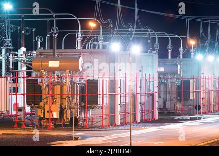 Leistungstransformator in Hochspannungsunterstation für den Außenbereich Stockfoto