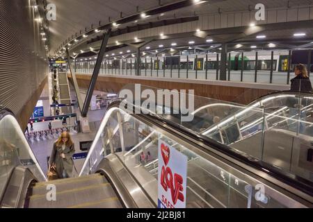 Passagiere in der Nacht am Bahnhof in London Bridge, London, England, Großbritannien Stockfoto