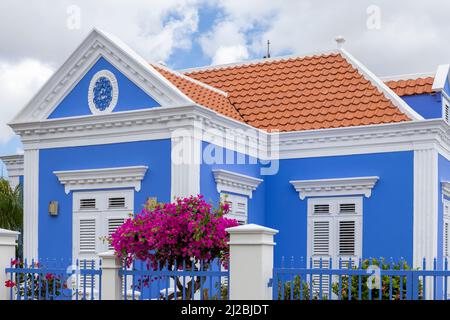 Wunderschönes Anwesen mit einem kürzlich blau-weiß gestrichenen Haus und einem roten Dach in Willemstad, Curacao Stockfoto