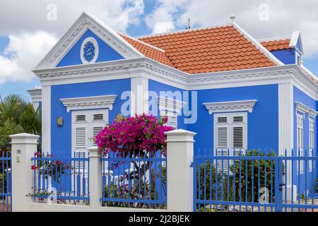 Wunderschönes Anwesen mit einem kürzlich blau-weiß gestrichenen Haus und einem roten Dach in Willemstad, Curacao Stockfoto