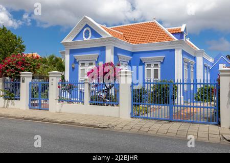 Wunderschönes Anwesen mit einem kürzlich blau-weiß gestrichenen Haus und einem roten Dach in Willemstad, Curacao Stockfoto