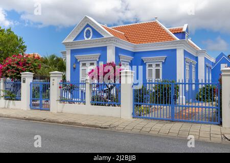 Wunderschönes Anwesen mit einem kürzlich blau-weiß gestrichenen Haus und einem roten Dach in Willemstad, Curacao Stockfoto