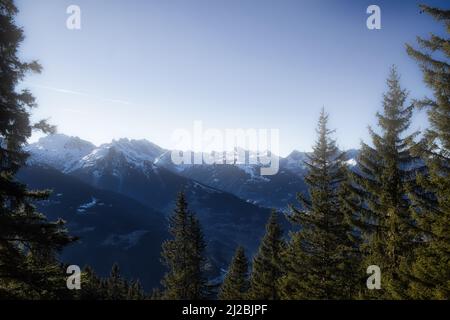 Ein landschaftlich schöner Blick auf die Pyrenäen an einem sonnigen Tag, Frankreich Stockfoto