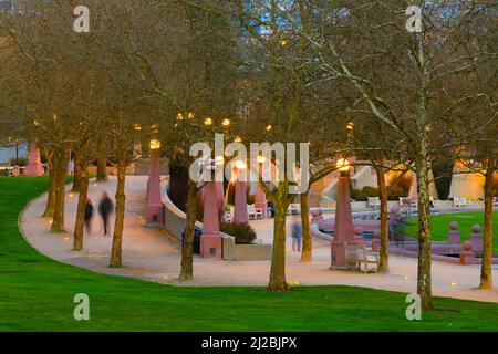 Bellevue, WA, USA - 29. März 2022; Formen von Menschen in Bewegung am Abend im Bellevue Downtown Park Stockfoto